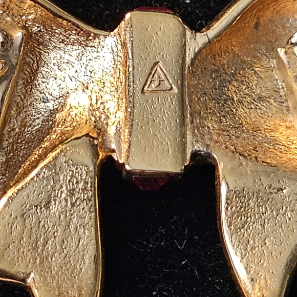 VINTAGE 16INCHES NECKLACE GOLDTONE, STAMPED. WITH A LETTER ON BACK OF BOW - Picture 3 of 11